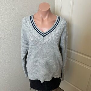 American Eagle Gray V-Neck Cable Knit Sweater Sz M